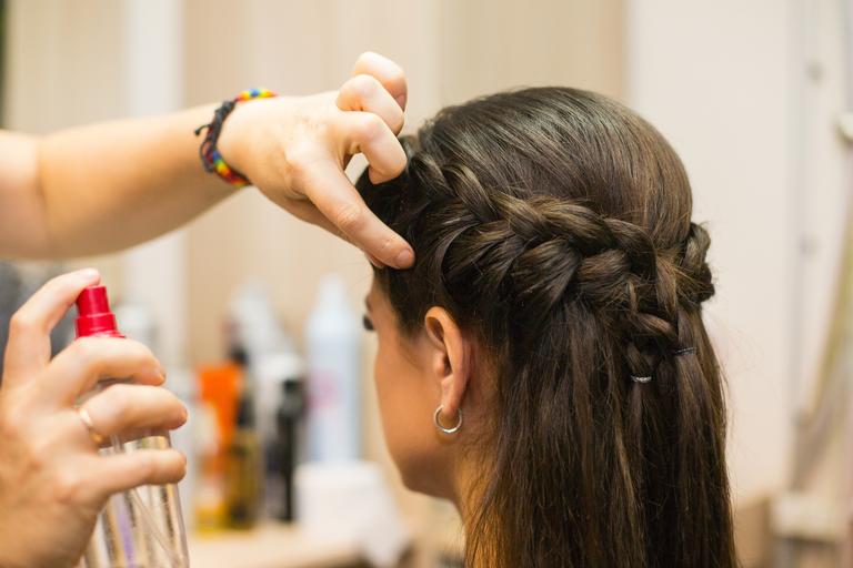 Passo a passo de um penteado para curtir o Carnaval