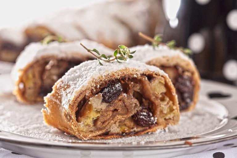 Strudel de banana e cappuccino