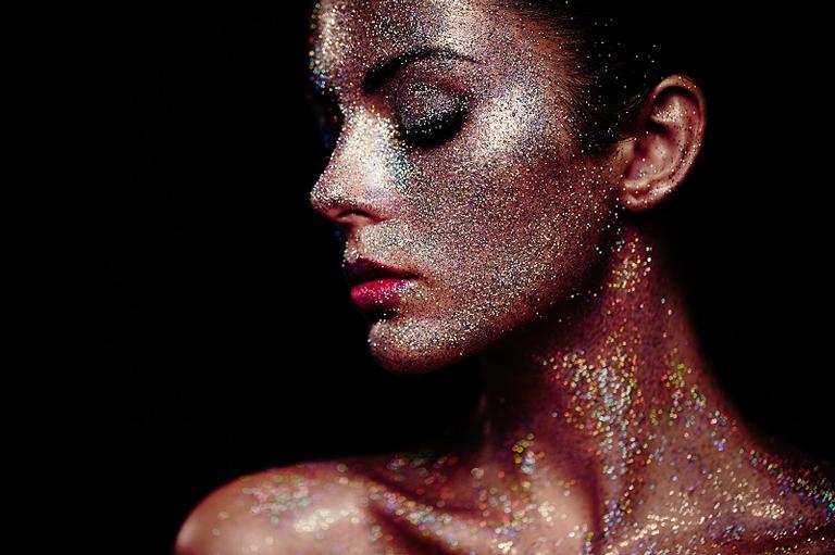 Esfoliação simples e caseira ajuda a tirar glitter e purpurina depois da folia