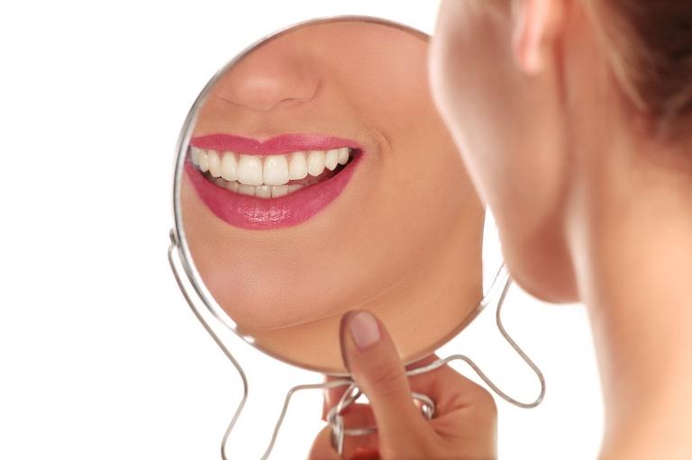 Dentista alerta para o perigo de realizar clareamento dental caseiro