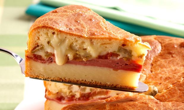 Torta de liquidificador de mortadela e requeijão