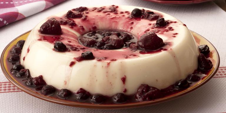 Receita do dia: maria-mole com calda de frutas