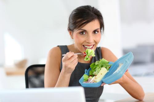 Confira alimentos que não podem faltar no cardápio feminino