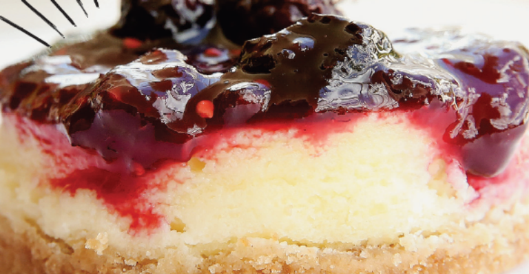 Receita: Cheesecake com calda de frutas vermelhas