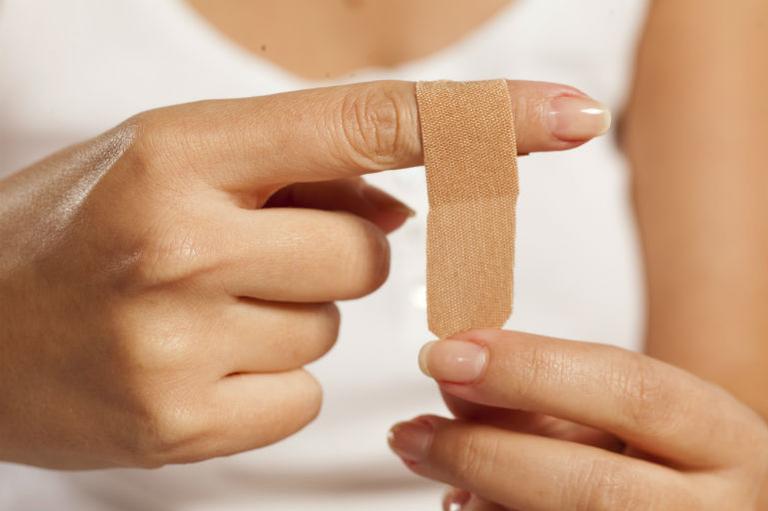 Por que cortar o dedo com papel dói tanto?