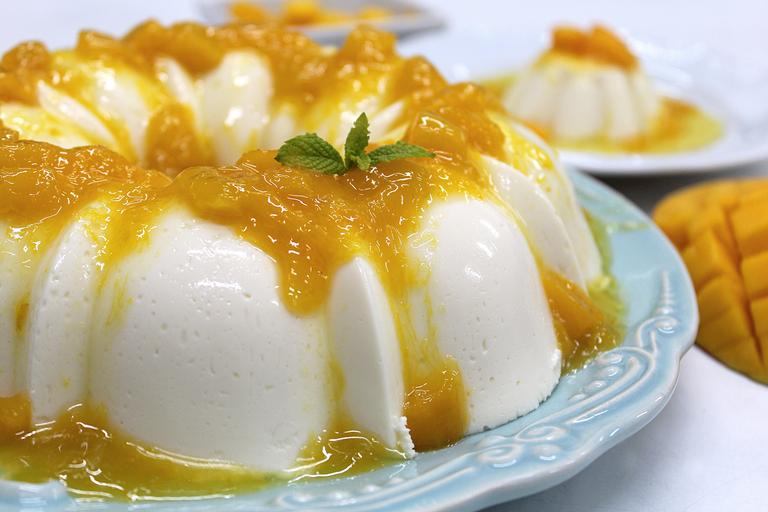 Flan de iogurte com calda de manga