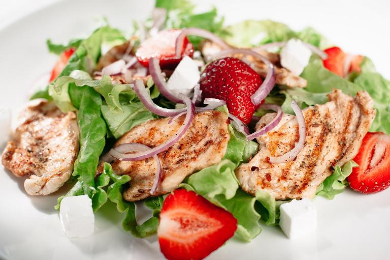 Salada de frango com morango