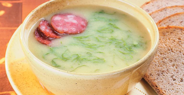 Receita do dia: sopa de fubá com couve