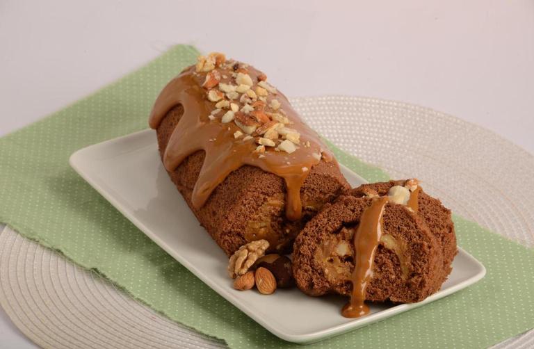 Rocambole de chocolate com nozes e amêndoas