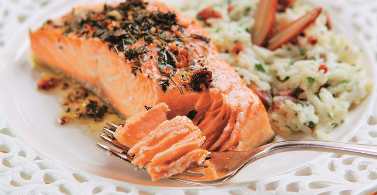 Receita do dia: Salmão marinado com ervas e arroz