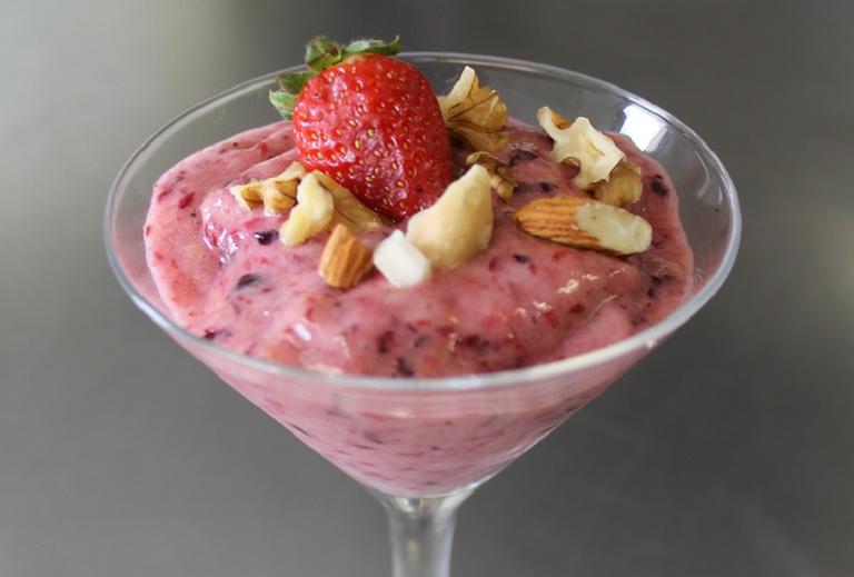 Sorvete de frutas vermelhas com banana