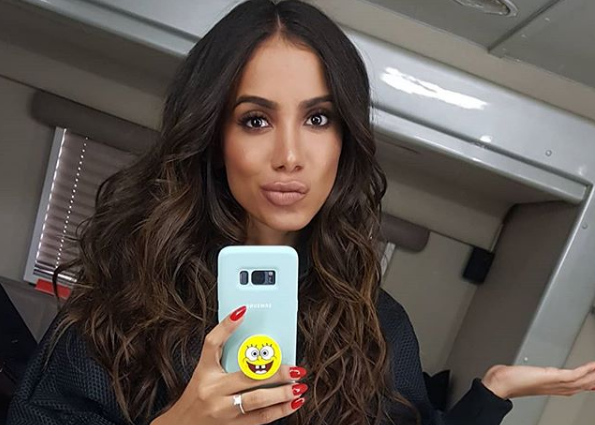 Anitta está loiríssima!