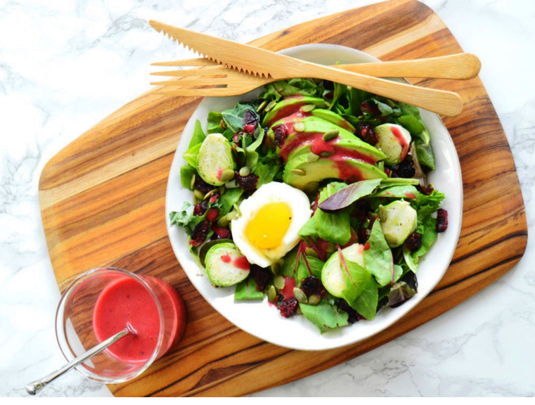 Salada de abacate com vinagrete de framboesa