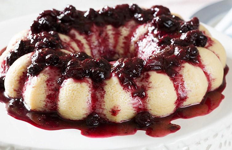 Brigadeirão branco com calda de frutas vermelhas
