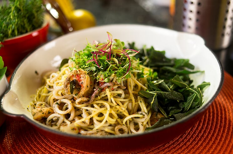Massa com Frutos do Mar, Pimenta e Azeite Aromatizado