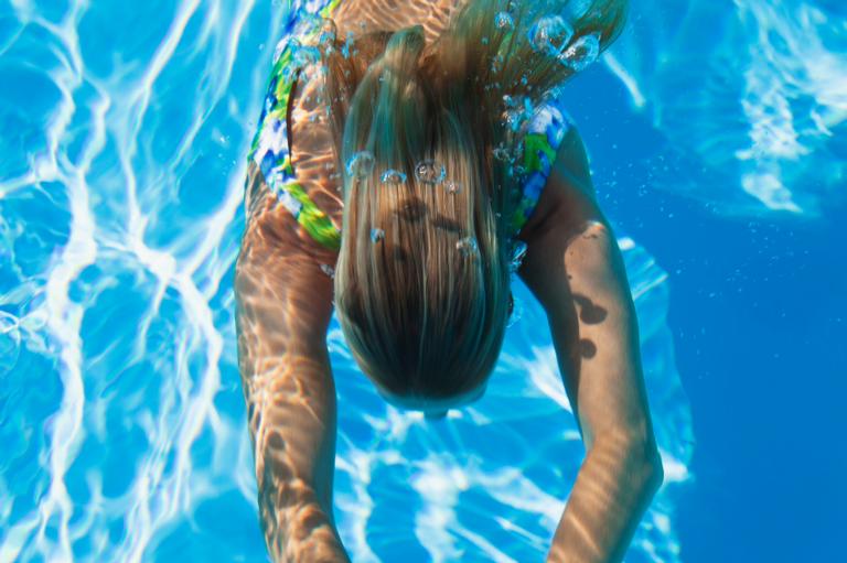 Você sabe por que o cabelo loiro fica verde na piscina?