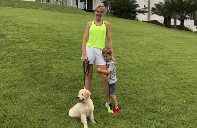 Ana Hickmann adota filhote que será treinado para ser cão-guia