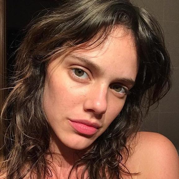 Fãs aprovam novo look da atriz Laura Neiva