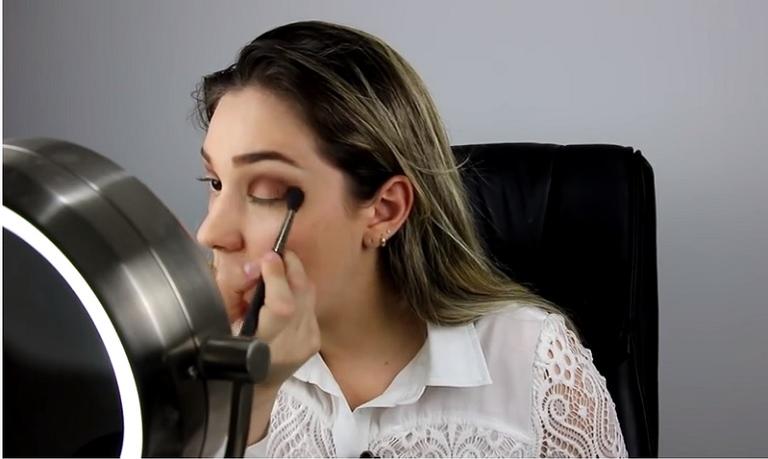 Youtuber dá curso online gratuito de automaquiagem
