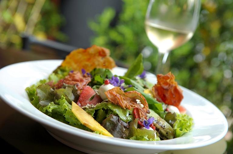 Salada de flores e frutas