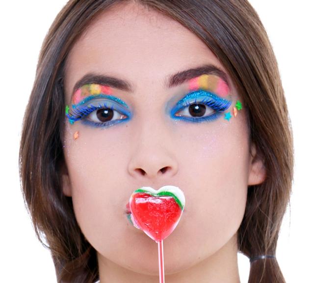 Aprenda a fazer uma maquiagem bem colorida pra cair na folia