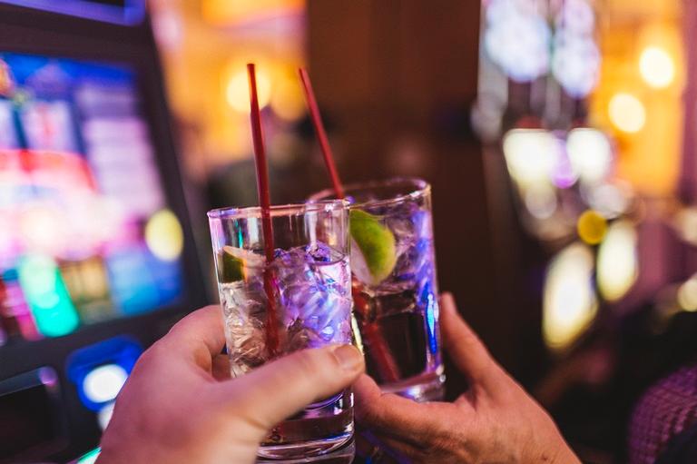 Misturar álcool com energético aumenta risco de problema no coração