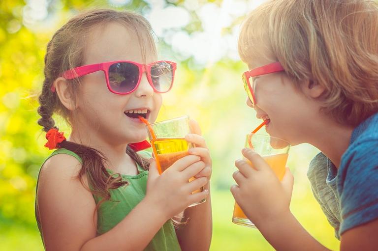 Vai sair no bloquinho? Aprenda 3 receitas refrescantes para hidratar o corpo neste calorão
