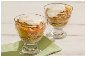 Doce de maçã com farofa de farinha de coco e iogurte grego
