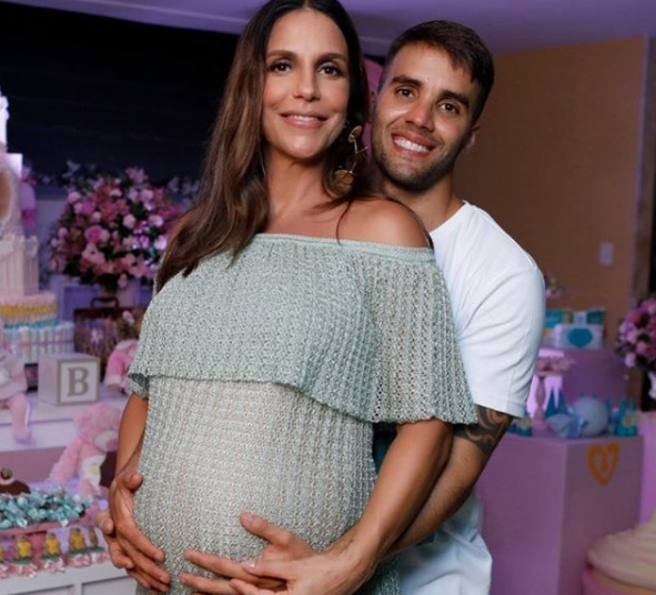 Marido de Ivete Sangalo posta foto das filhas logo após o parto