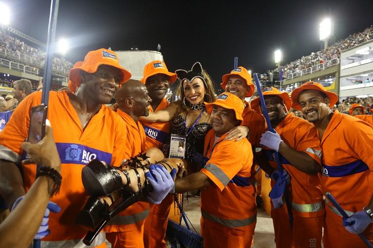 Sabrina Sato pula grade e samba com garis na Sapucaí