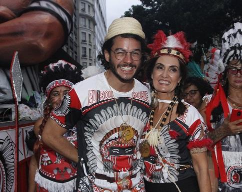 Após sucesso com pretinho nada básico, Fátima Bernardes pula Carnaval com namorado