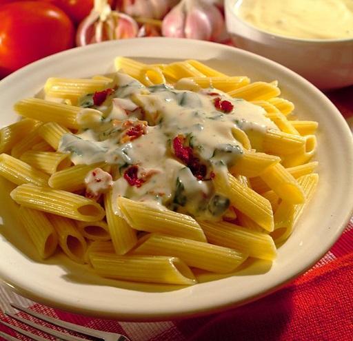 Penne com molho de espinafre e tomate