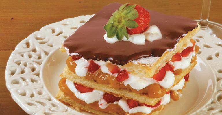 Receita do Dia: Torta Folhada de Morangos e Chantilly