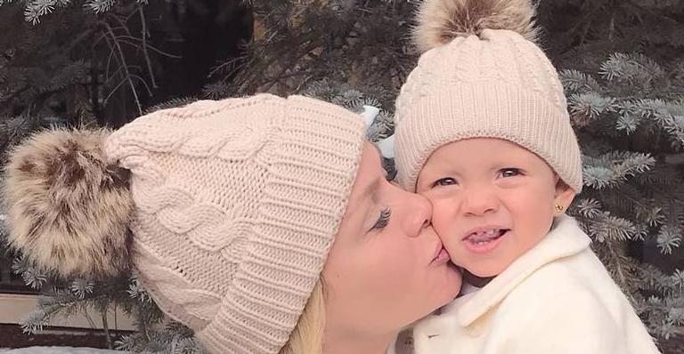 Eliana posta foto da infância ao lado de clique da filha e fãs ficam surpresos com semelhança