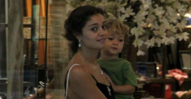 Passeio de mãe e filho! Sophie Charlotte é clicada com Otto em shopping no Rio