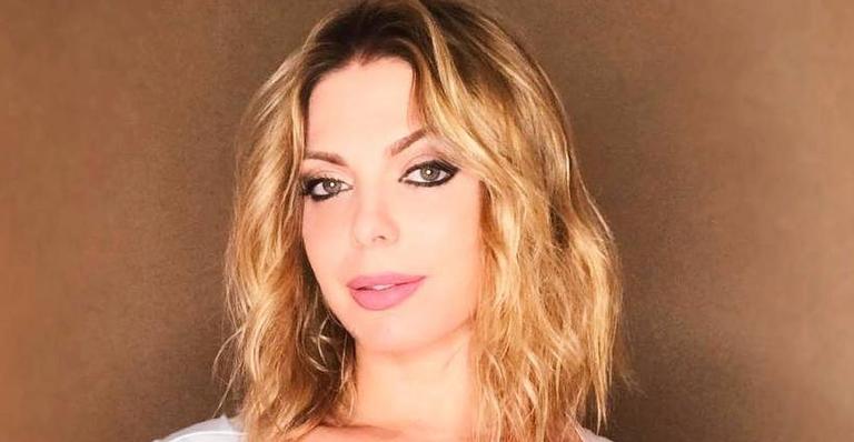 Futura circense? Sheila Mello flagra filha de 5 anos de ponta cabeça em primeira aula de circo