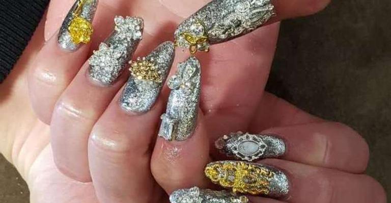 Muito glitter! Cantora internacional aposta em unhas diferentonas e detalhe chama atenção