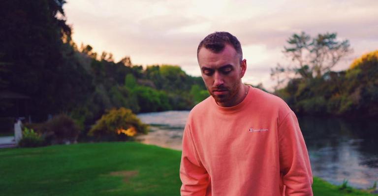 Sam Smith posta foto sem camisa e desabafa sobre aceitação do próprio corpo