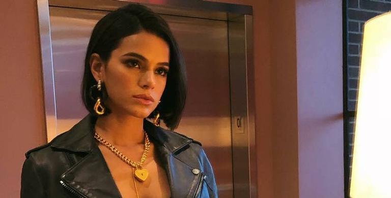 Look do dia: Bruna Marquezine aposta em vestido curtíssimo e acessórios dourados em desfile de moda; Inspire-se!
