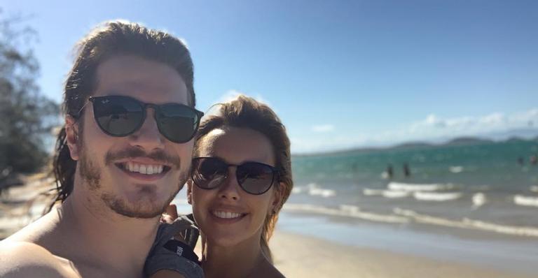 O amor está no ar! Cris Dias e Caio Paduan comemoram Valentine’s Day com foto romântica