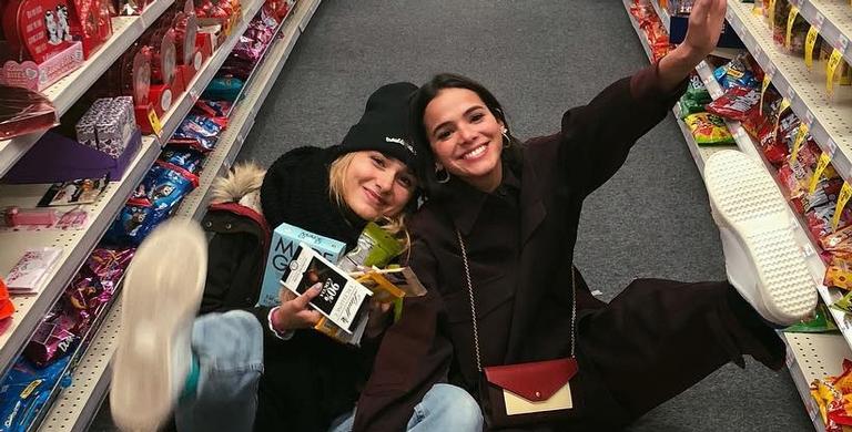 Bruna Marquezine e Sasha Meneghel protagonizam brincadeira curiosa em chão de supermercado