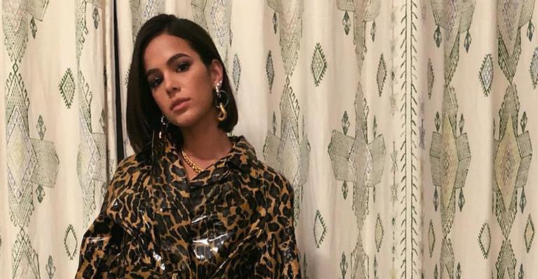 Gata! Bruna Marquezine posa com look chiquérrimo de grife avaliado em mais R$ 21 mil!