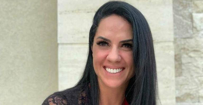 De biquíni, Graciele Lacerda coloca bumbum para jogo e detalhe chama atenção
