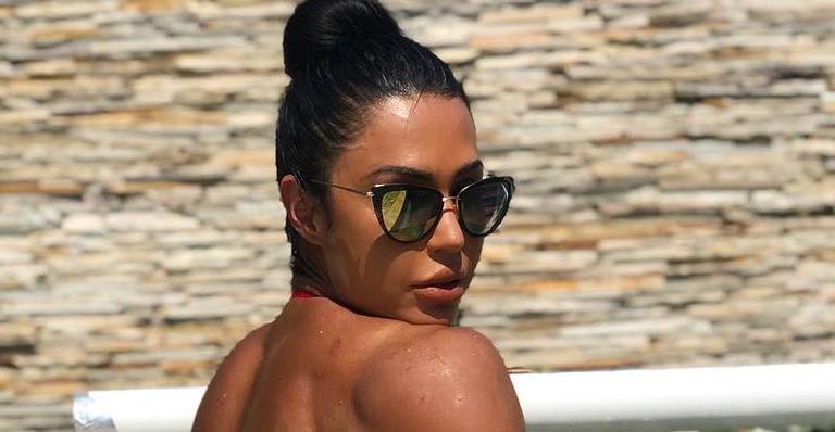 De shorts micro, Gracyanne Barbosa surge com pose inusitada em pole dance e seguidores tiram sarro