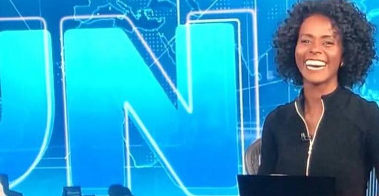Com improviso e elogios ao vivo, Maju Coutinho estreia na bancada do ‘Jornal Nacional’ e famosos vibram
