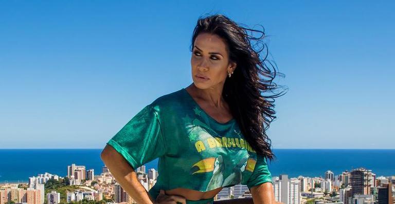 Aos 45, Scheila Carvalho mostra corpo de dar inveja! Veja o look