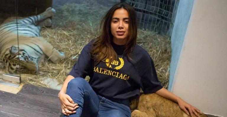 “Eu devia andar com uma placa escrito ‘trouxa’”: Anitta desabafa, pede desculpa aos fãs e o motivo vai partir seu coração