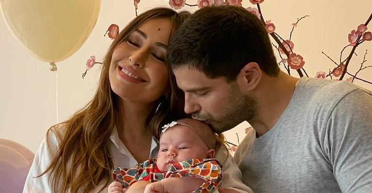 Estilosa, pequena Zoe rouba a cena no Instagram de Sabrina Sato e Duda Nagle; Veja o look