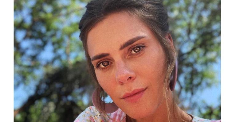 Nos bastidores de novela, Carolina Dieckmann se assusta com idade de personagem antiga
