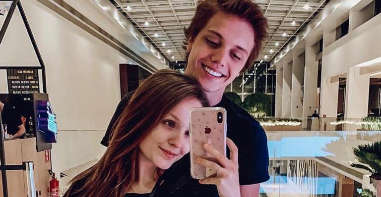 Separados por três semanas, Larissa Manoela e Leo Cidade comemoram reencontro: ”Esse amor nunca vai ter fim”